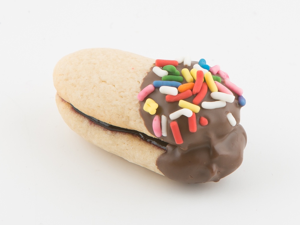 raspberry sandwhich cookie